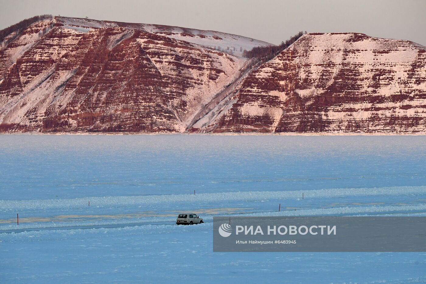 Автомобильная ледовая переправа через Енисей