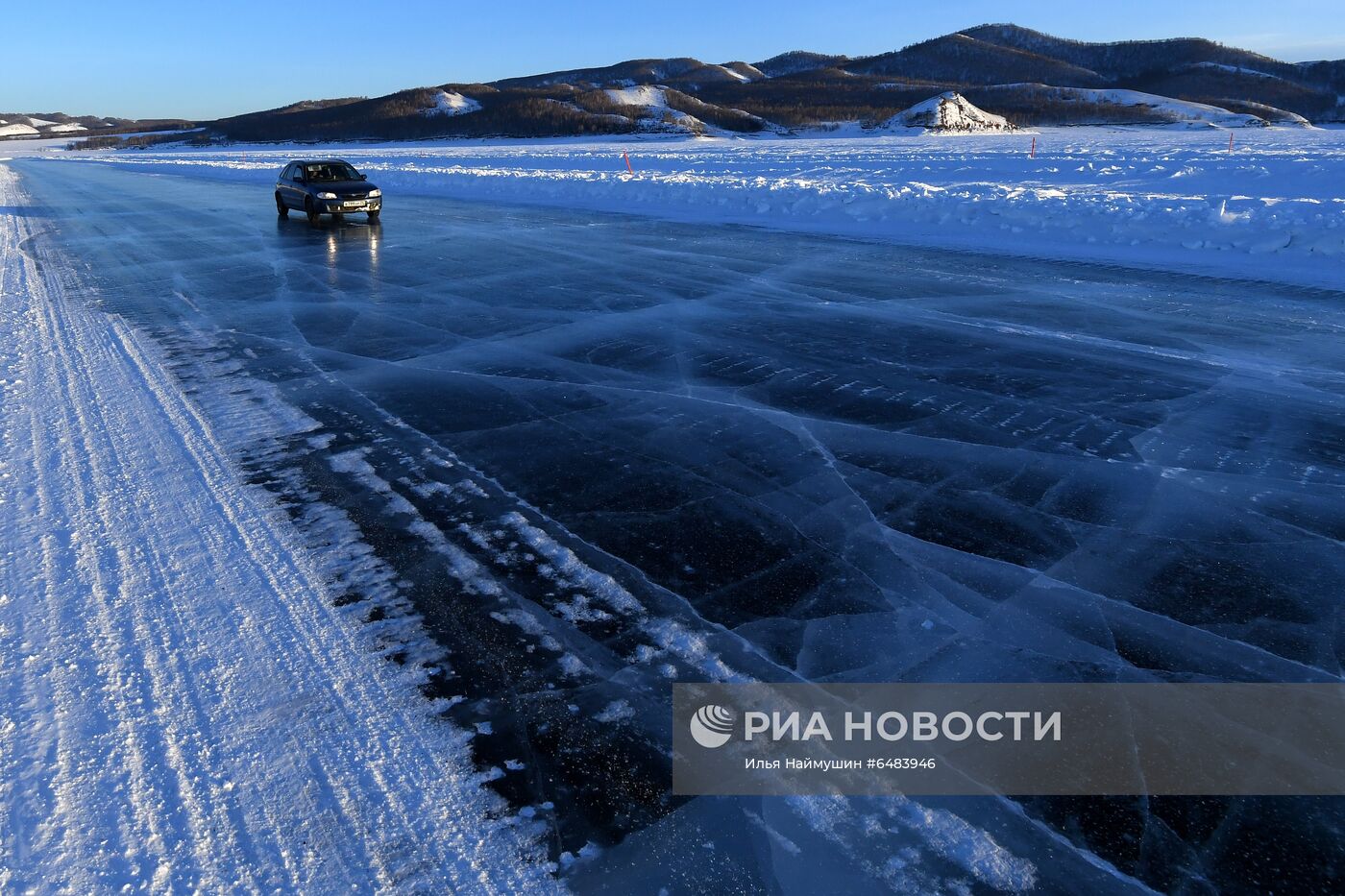 Автомобильная ледовая переправа через Енисей