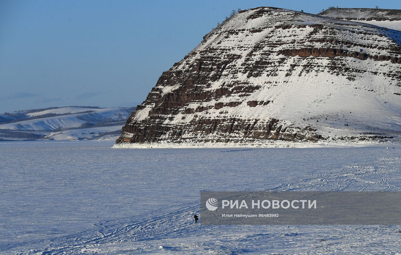 Автомобильная ледовая переправа через Енисей