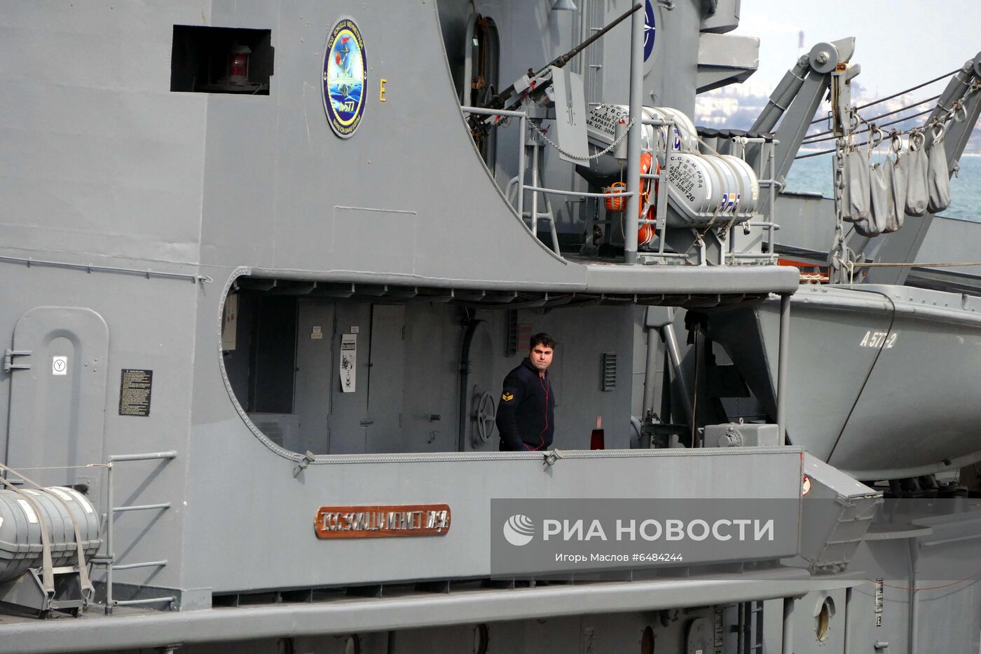 В порт Одессы вошли военные корабли НАТО