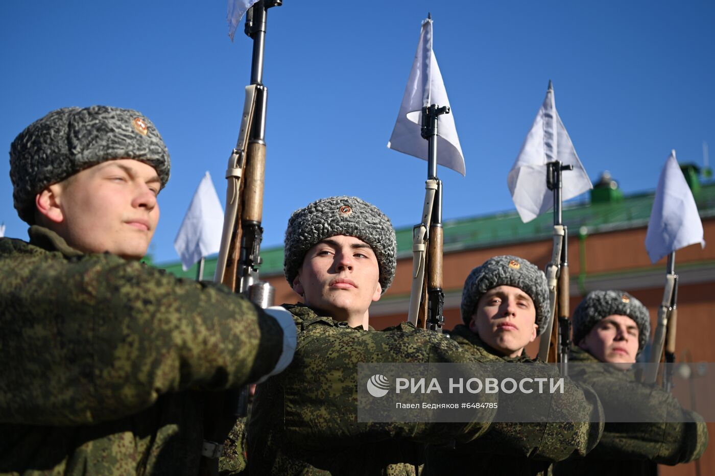 Подготовка военнослужащих Преображенского полка к военному параду на Красной площади