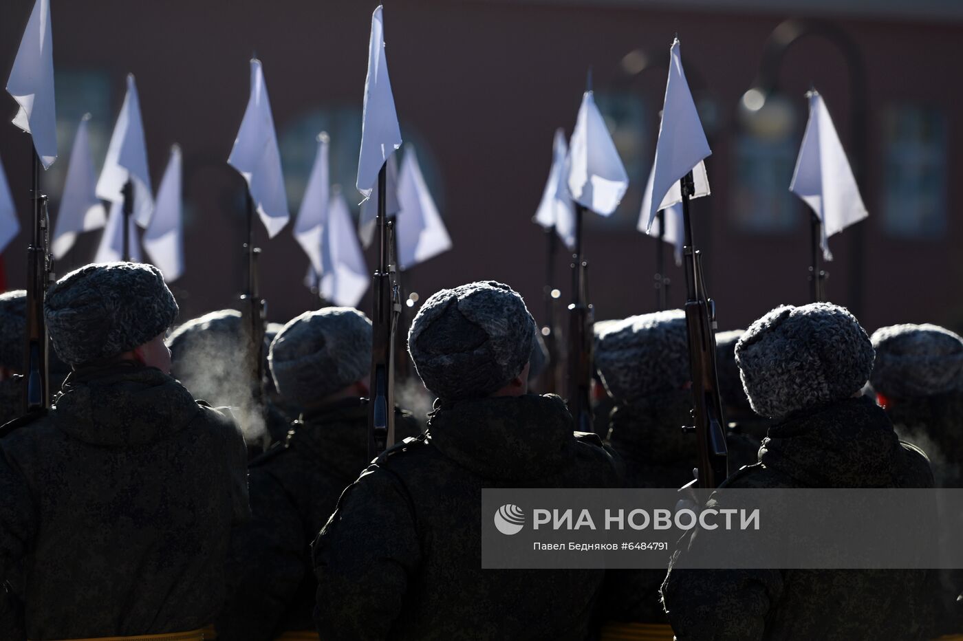 Подготовка военнослужащих Преображенского полка к военному параду на Красной площади