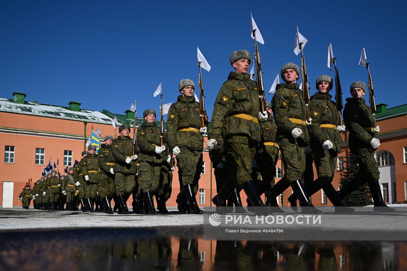 Подготовка военнослужащих Преображенского полка к военному параду на Красной площади