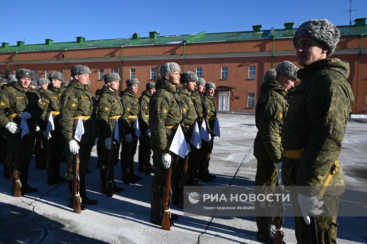Подготовка военнослужащих Преображенского полка к военному параду на Красной площади