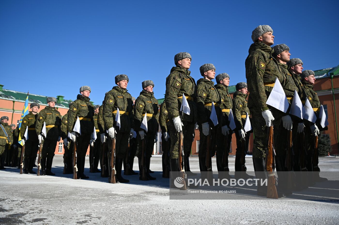 Подготовка военнослужащих Преображенского полка к военному параду на Красной площади