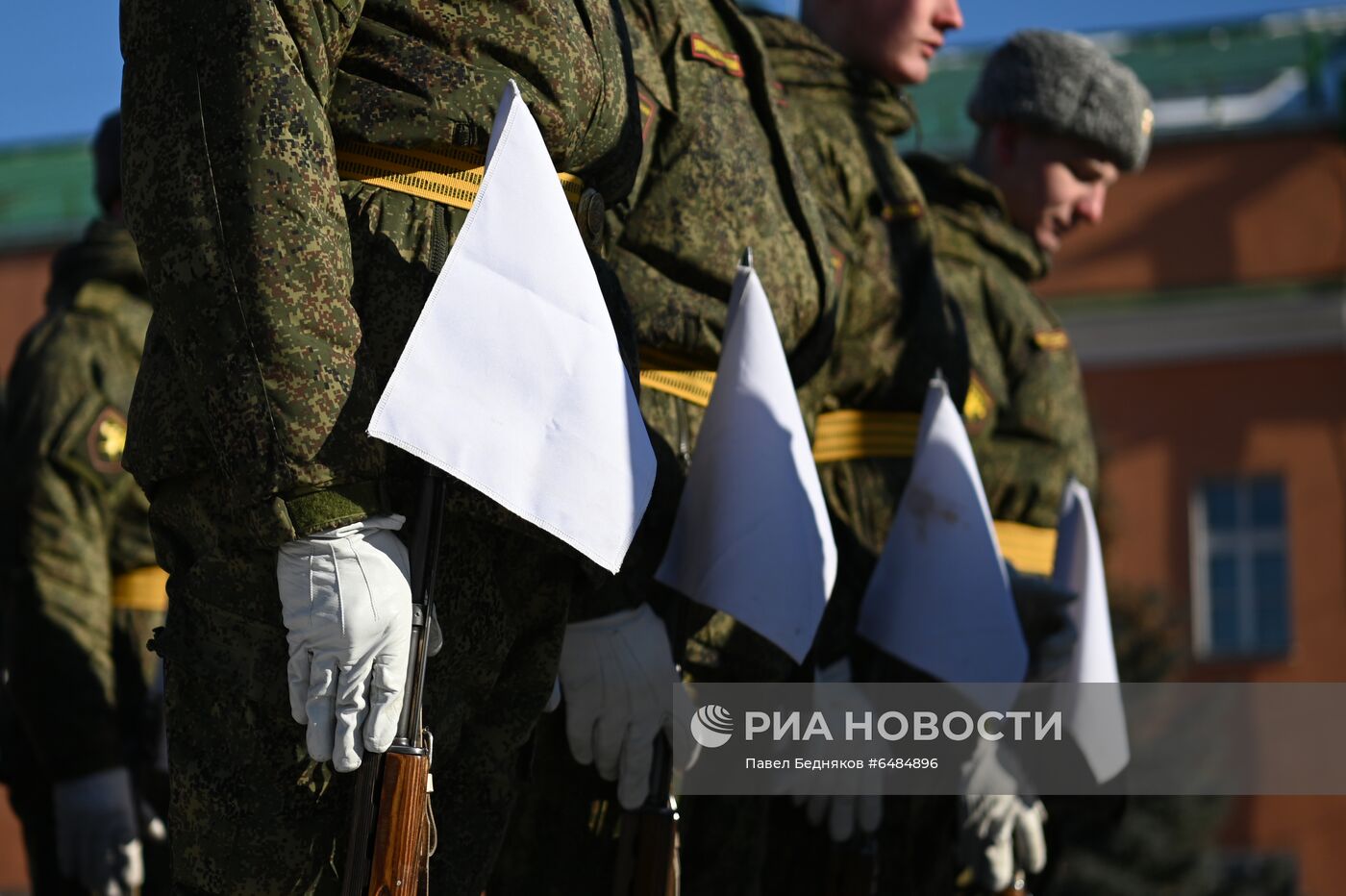Подготовка военнослужащих Преображенского полка к военному параду на Красной площади