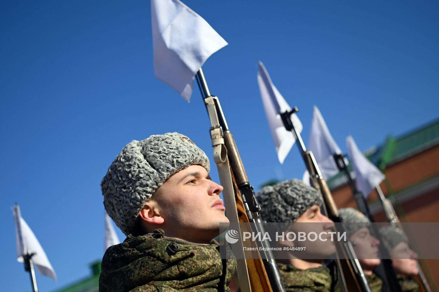Подготовка военнослужащих Преображенского полка к военному параду на Красной площади