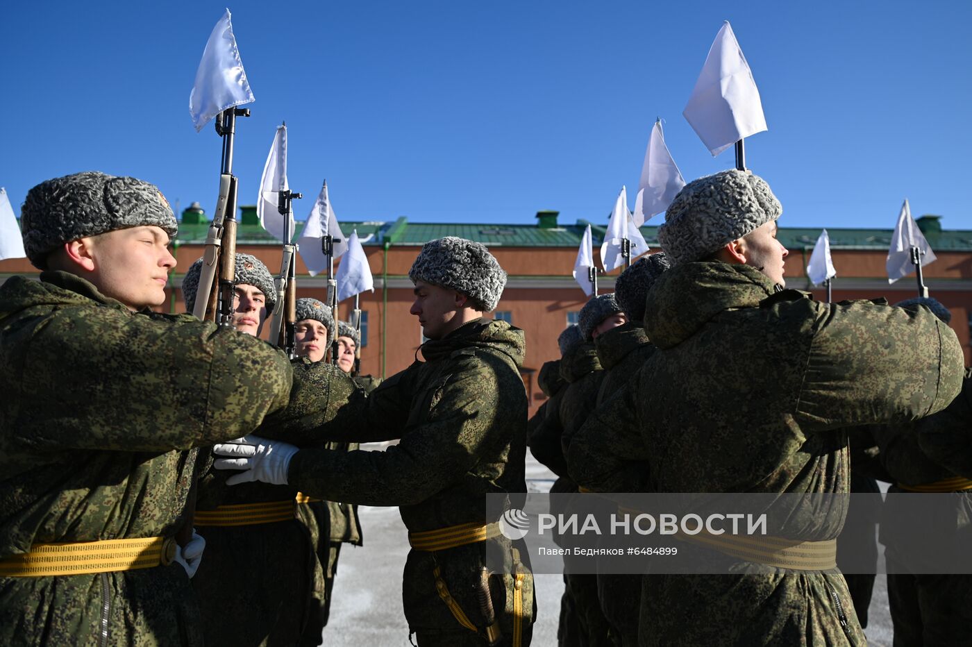 Подготовка военнослужащих Преображенского полка к военному параду на Красной площади