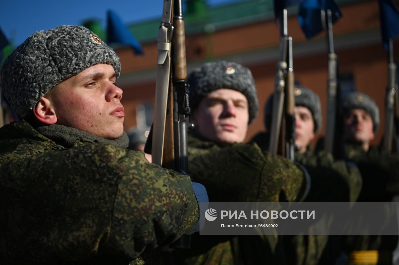Подготовка военнослужащих Преображенского полка к военному параду на Красной площади