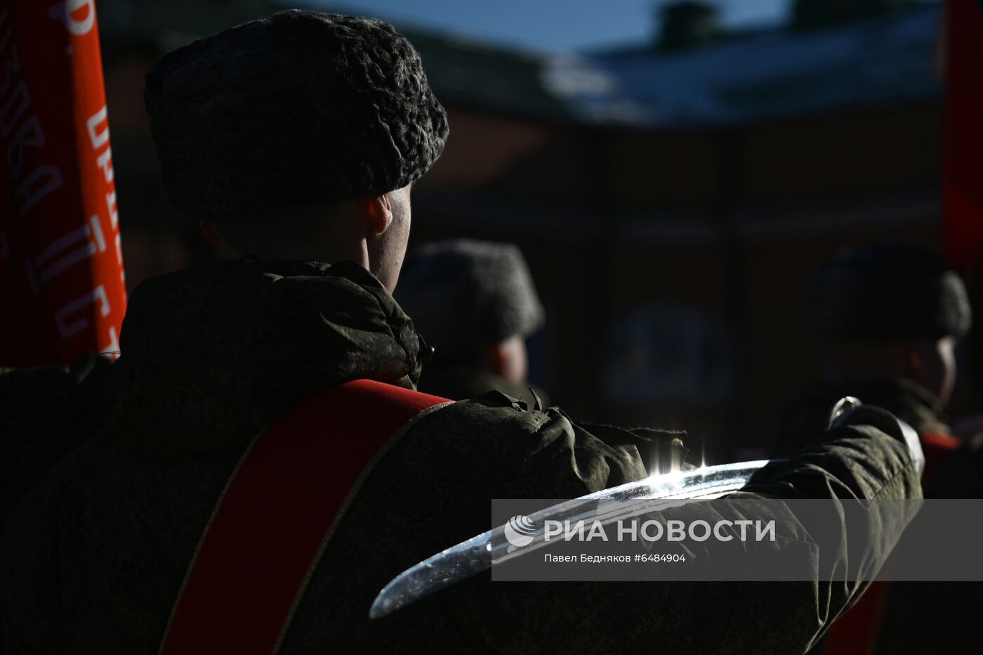 Подготовка военнослужащих Преображенского полка к военному параду на Красной площади