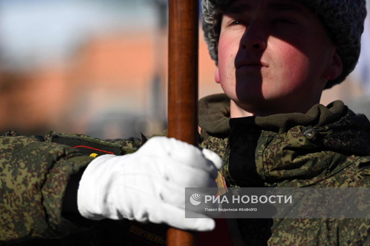 Подготовка военнослужащих Преображенского полка к военному параду на Красной площади
