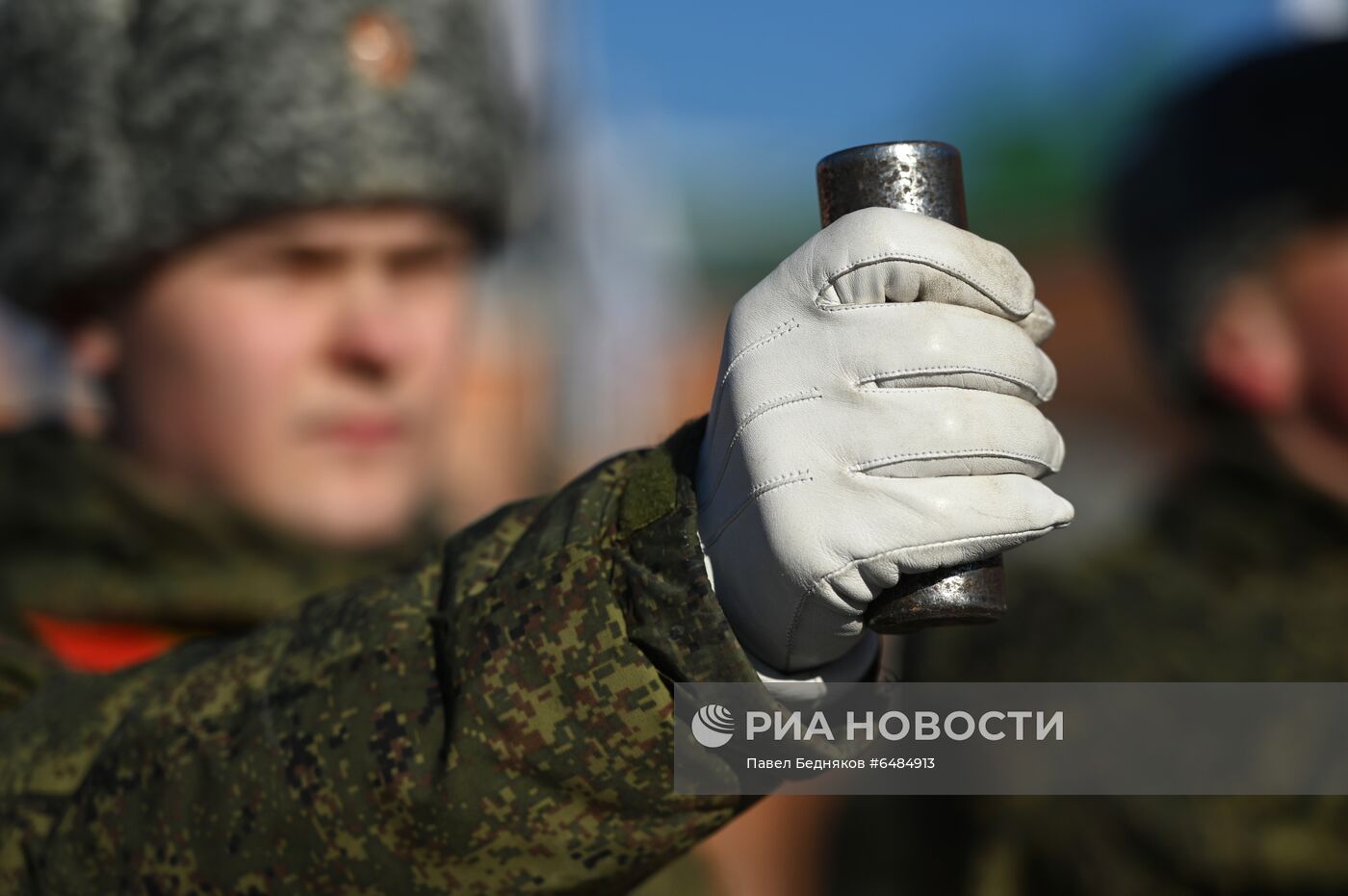Подготовка военнослужащих Преображенского полка к военному параду на Красной площади