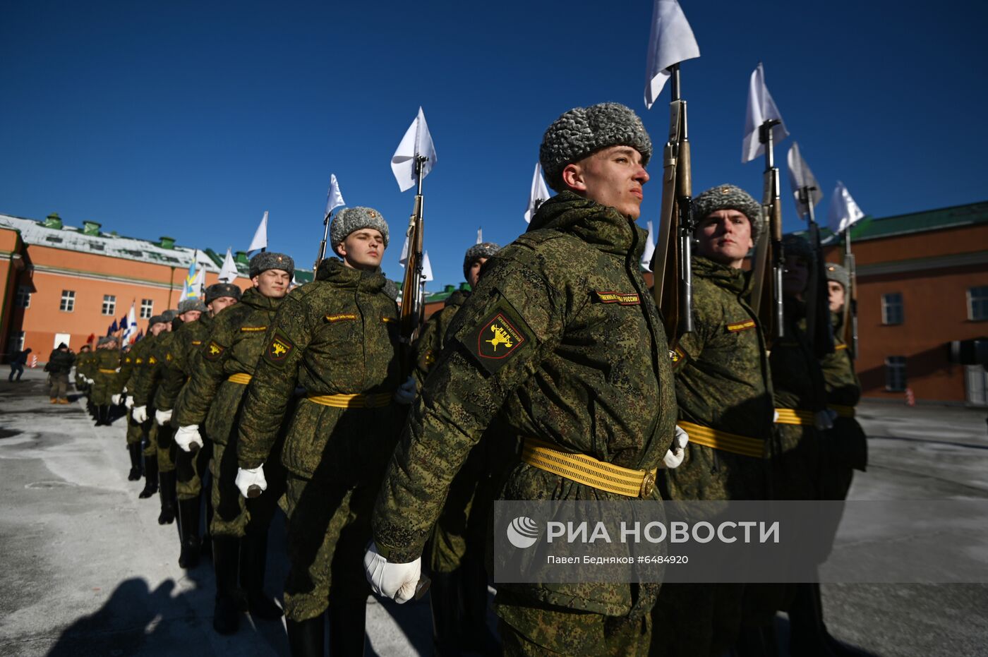 Подготовка военнослужащих Преображенского полка к военному параду на Красной площади