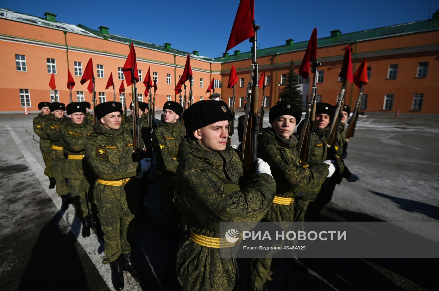 Подготовка военнослужащих Преображенского полка к военному параду на Красной площади