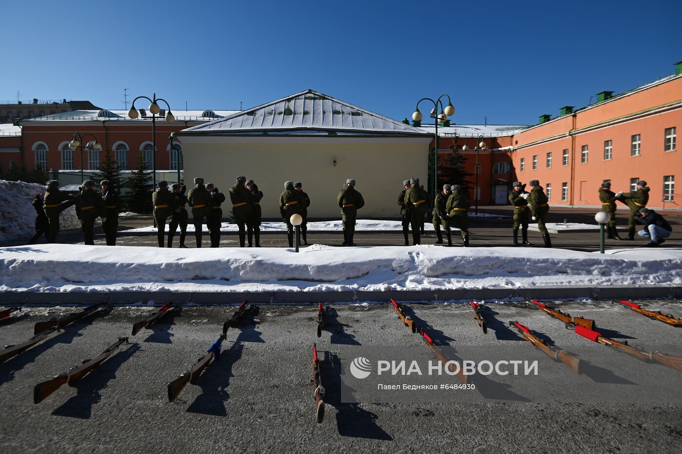 Подготовка военнослужащих Преображенского полка к военному параду на Красной площади