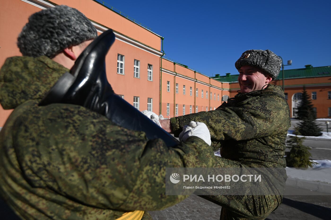 Подготовка военнослужащих Преображенского полка к военному параду на Красной площади