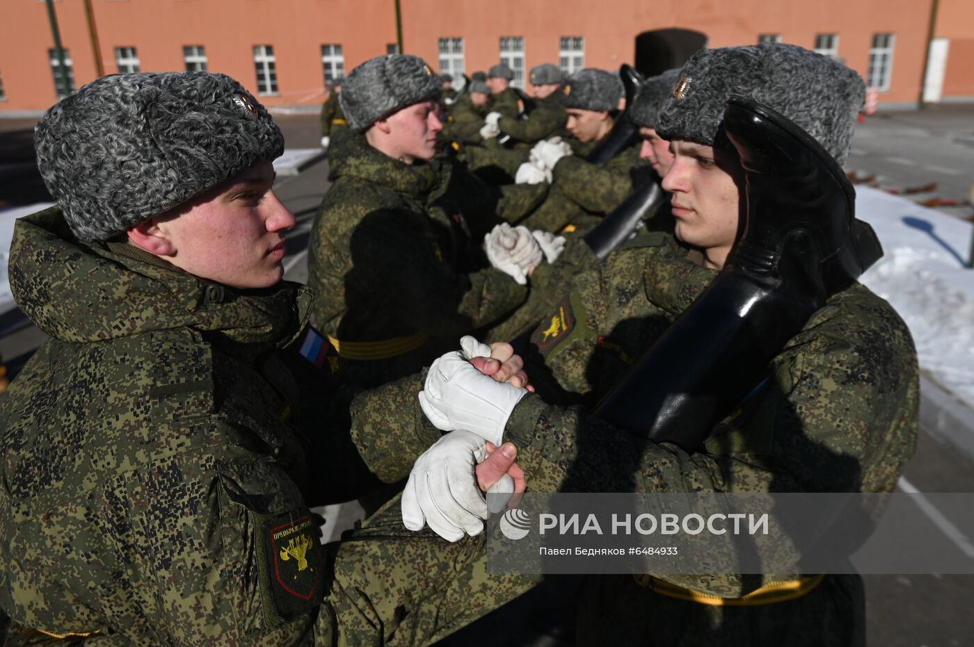 Подготовка военнослужащих Преображенского полка к военному параду на Красной площади