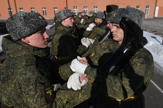 Подготовка военнослужащих Преображенского полка к военному параду на Красной площади