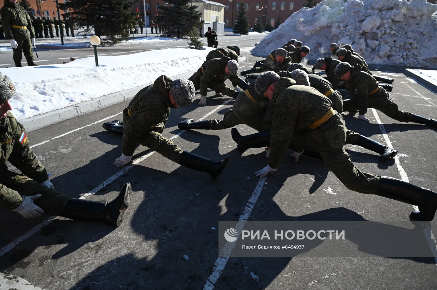 Подготовка военнослужащих Преображенского полка к военному параду на Красной площади