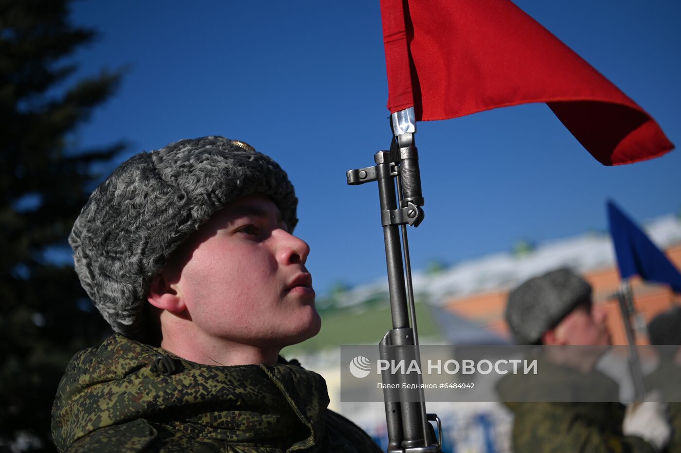 Подготовка военнослужащих Преображенского полка к военному параду на Красной площади