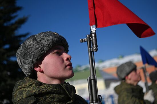 Подготовка военнослужащих Преображенского полка к военному параду на Красной площади