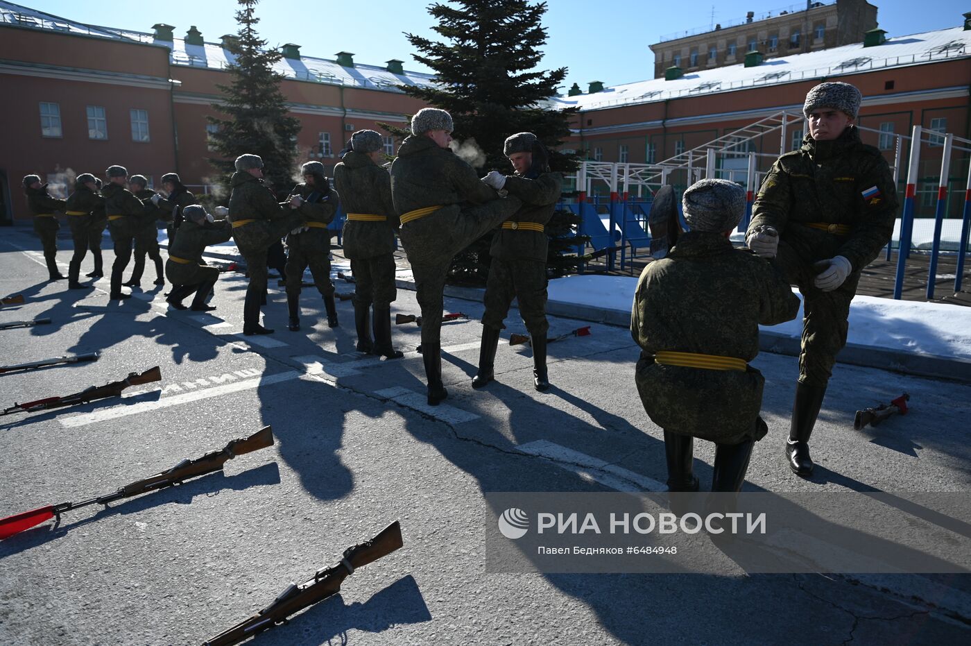 Подготовка военнослужащих Преображенского полка к военному параду на Красной площади