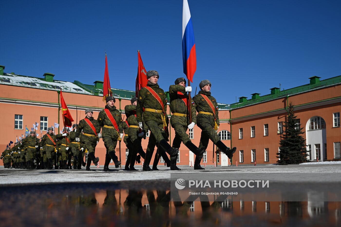 Подготовка военнослужащих Преображенского полка к военному параду на Красной площади