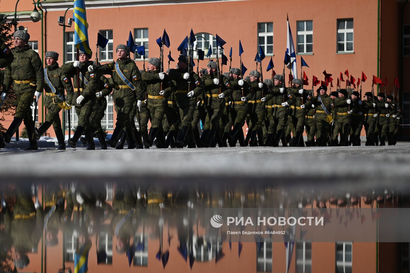 Подготовка военнослужащих Преображенского полка к военному параду на Красной площади