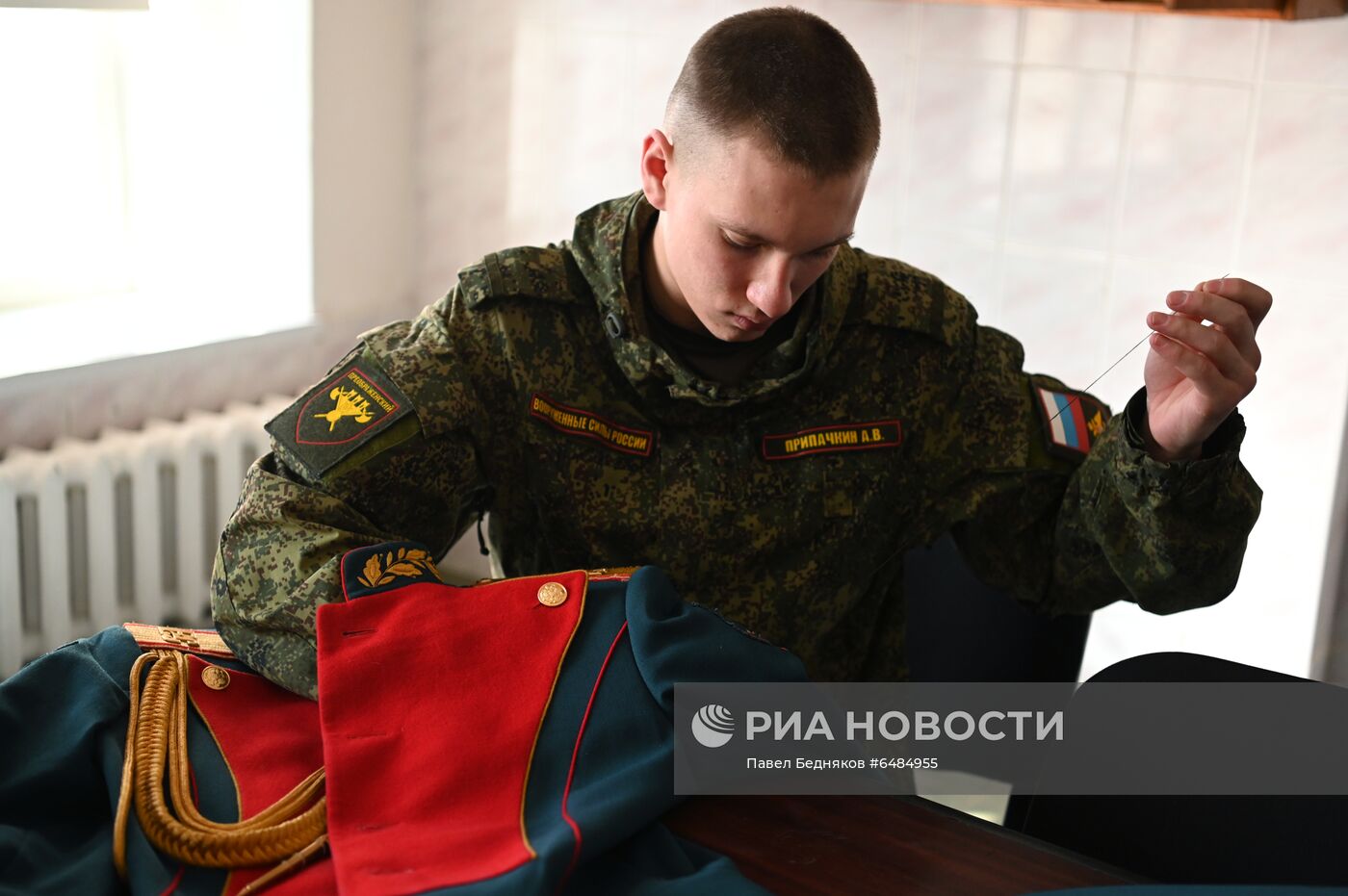 Подготовка военнослужащих Преображенского полка к военному параду на Красной площади