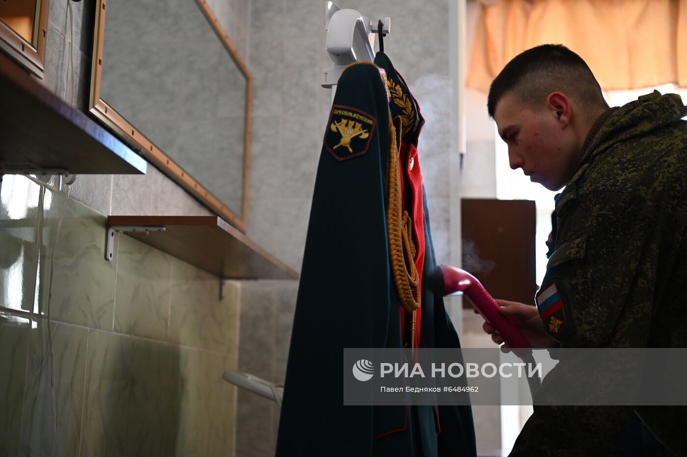 Подготовка военнослужащих Преображенского полка к военному параду на Красной площади