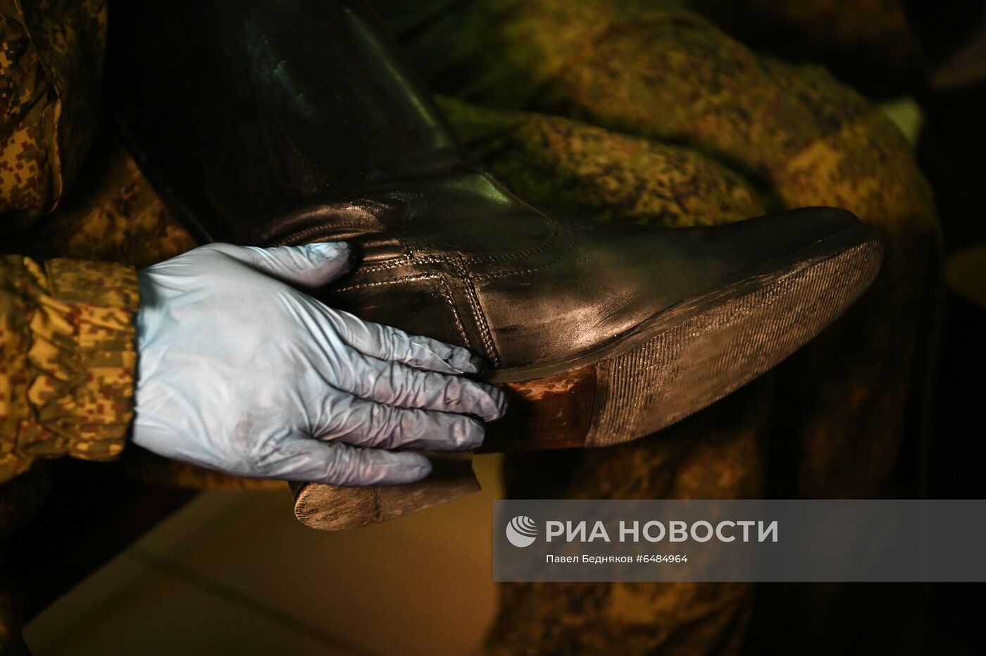 Подготовка военнослужащих Преображенского полка к военному параду на Красной площади