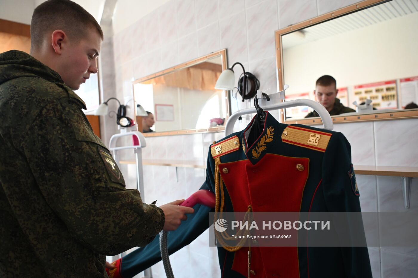 Подготовка военнослужащих Преображенского полка к военному параду на Красной площади