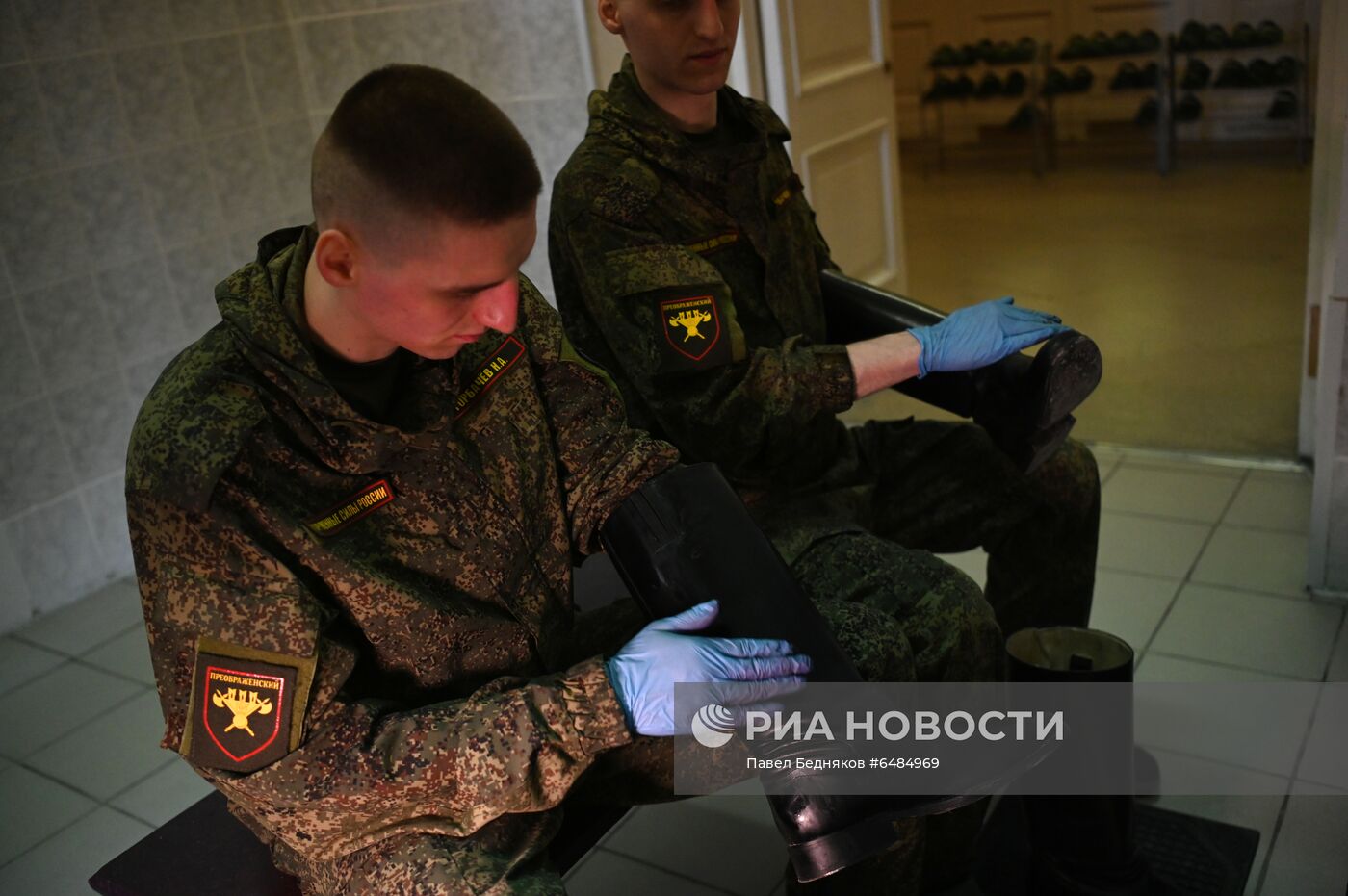 Подготовка военнослужащих Преображенского полка к военному параду на Красной площади
