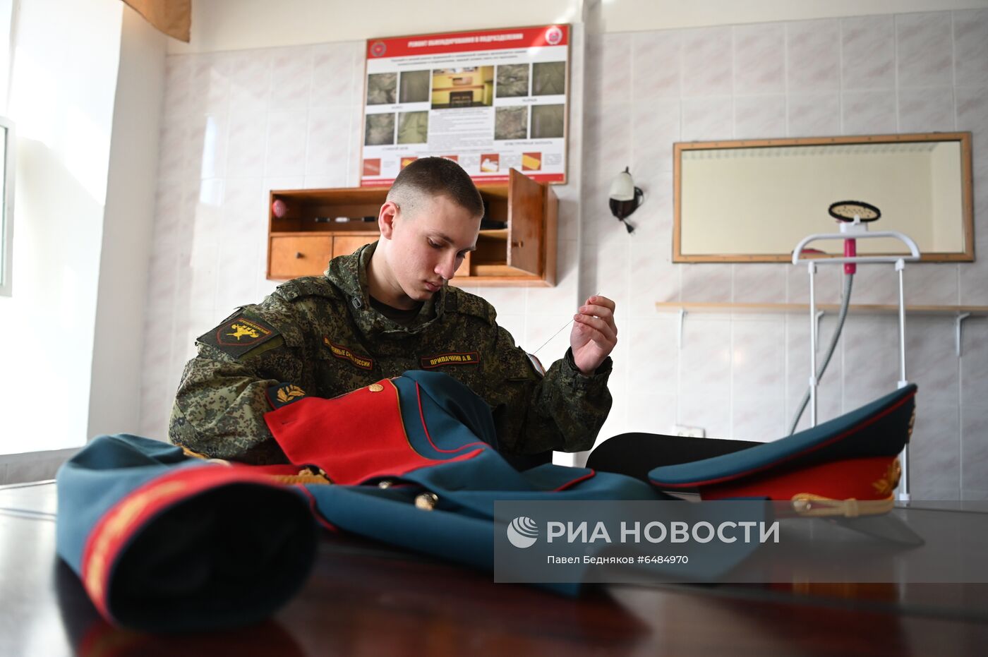 Подготовка военнослужащих Преображенского полка к военному параду на Красной площади