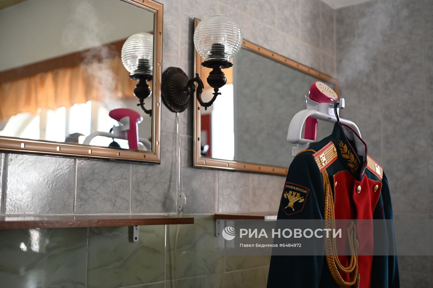 Подготовка военнослужащих Преображенского полка к военному параду на Красной площади