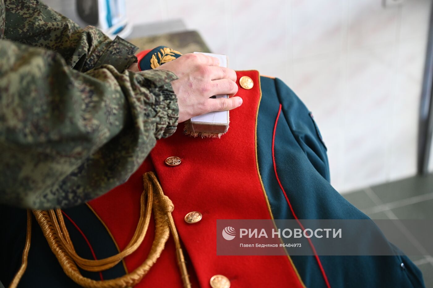 Подготовка военнослужащих Преображенского полка к военному параду на Красной площади
