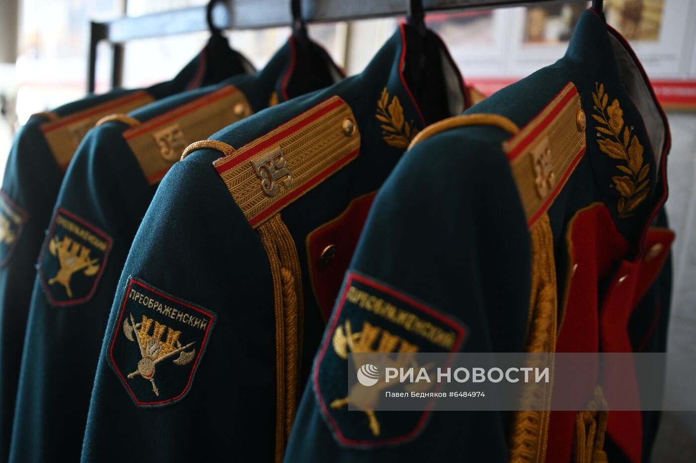 Подготовка военнослужащих Преображенского полка к военному параду на Красной площади