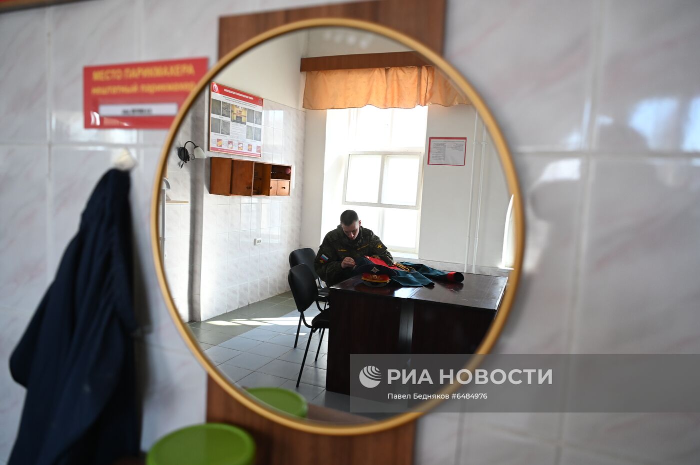 Подготовка военнослужащих Преображенского полка к военному параду на Красной площади