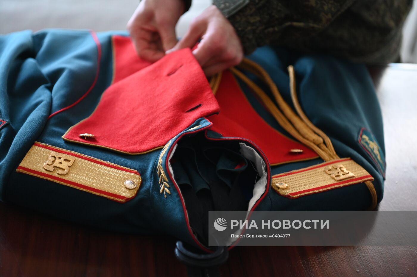 Подготовка военнослужащих Преображенского полка к военному параду на Красной площади