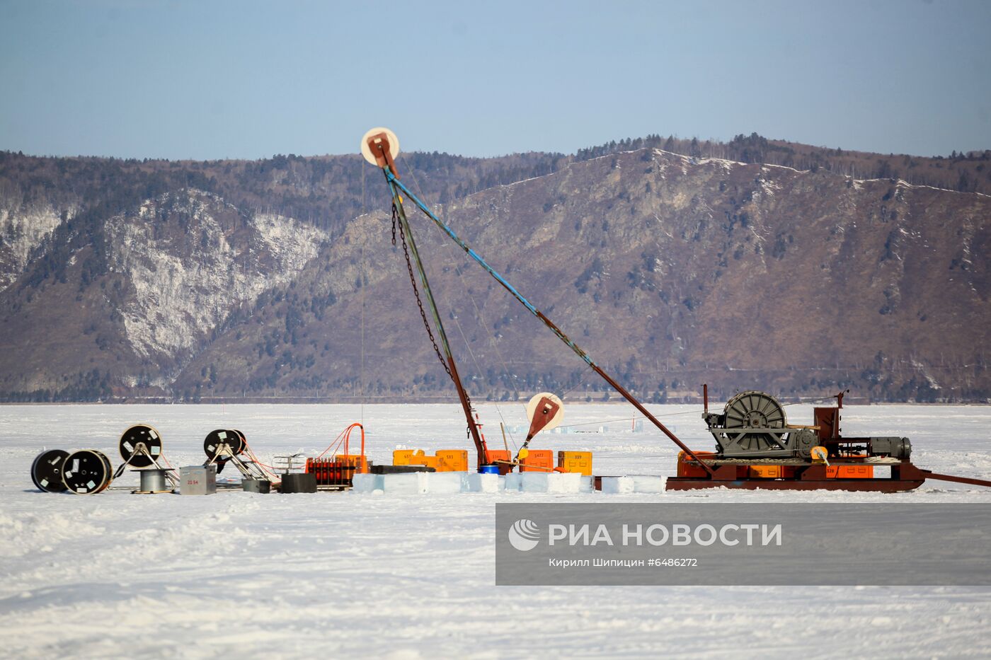 Спуск глубоководного нейтринного телескопа Baikal-GVD на Байкале
