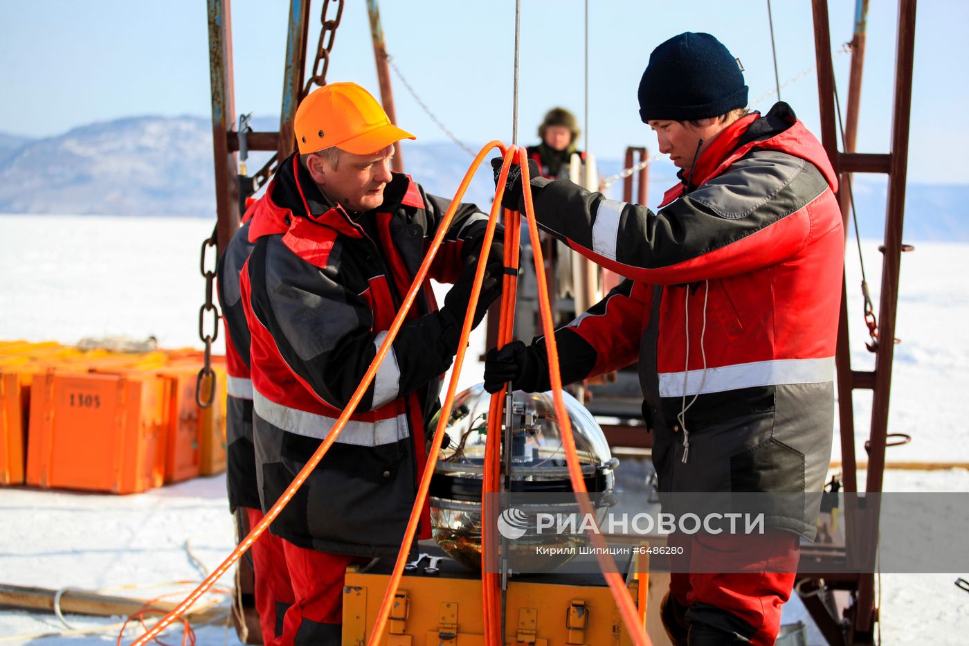 Спуск глубоководного нейтринного телескопа Baikal-GVD на Байкале