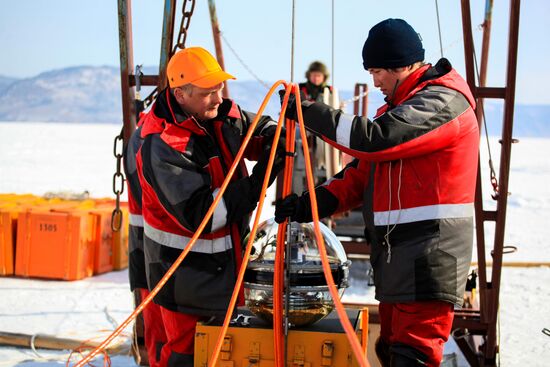 Спуск глубоководного нейтринного телескопа Baikal-GVD на Байкале