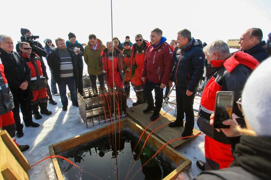 Спуск глубоководного нейтринного телескопа Baikal-GVD на Байкале