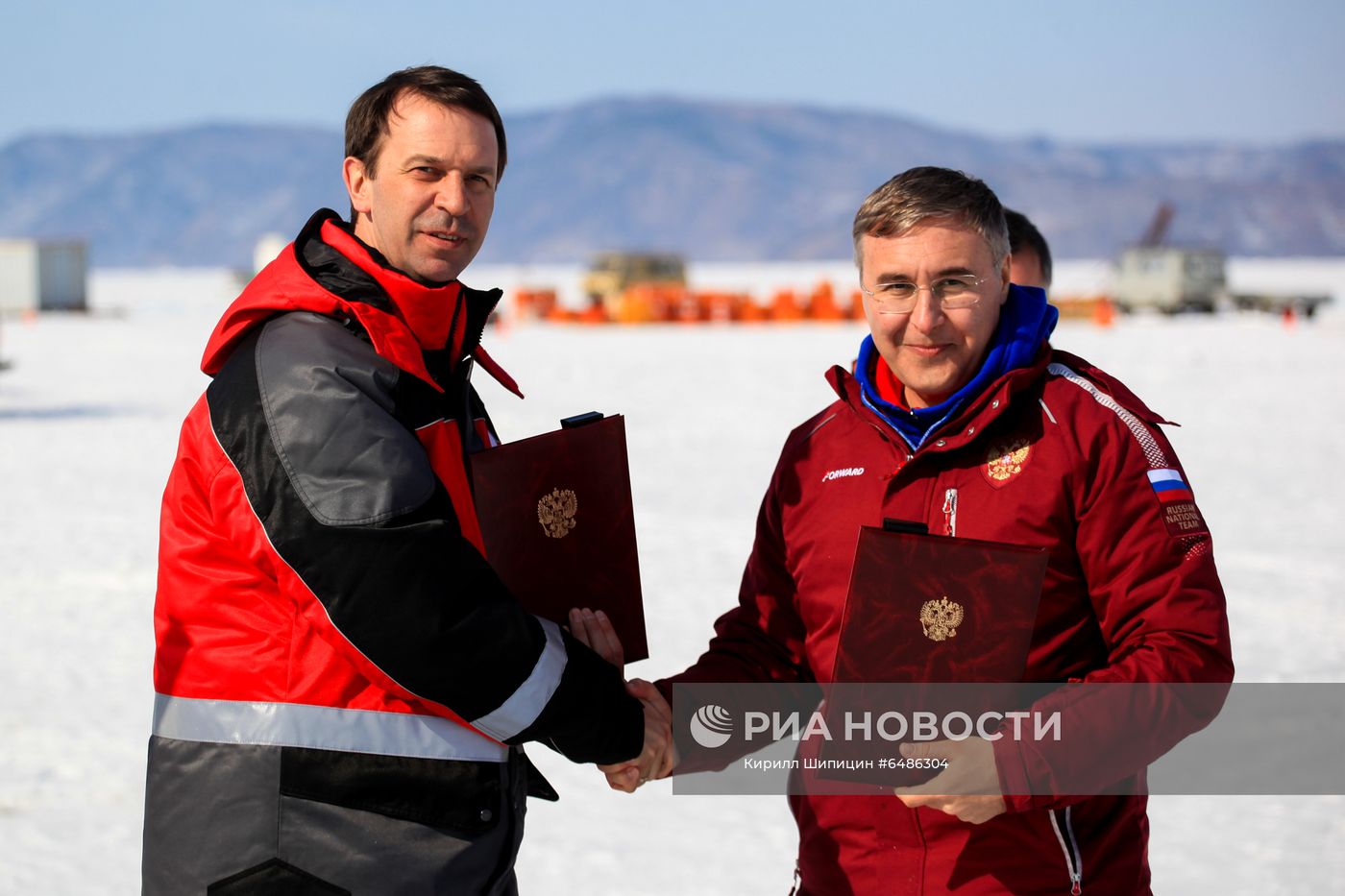 Спуск глубоководного нейтринного телескопа Baikal-GVD на Байкале
