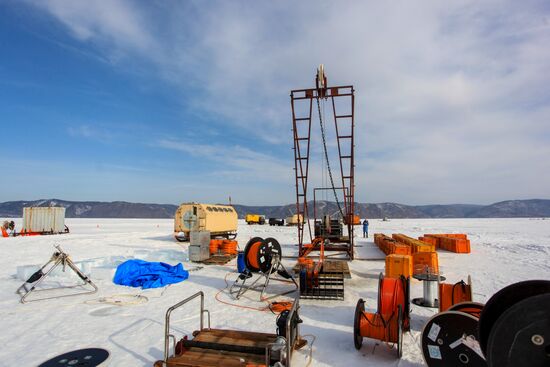 Спуск глубоководного нейтринного телескопа Baikal-GVD на Байкале