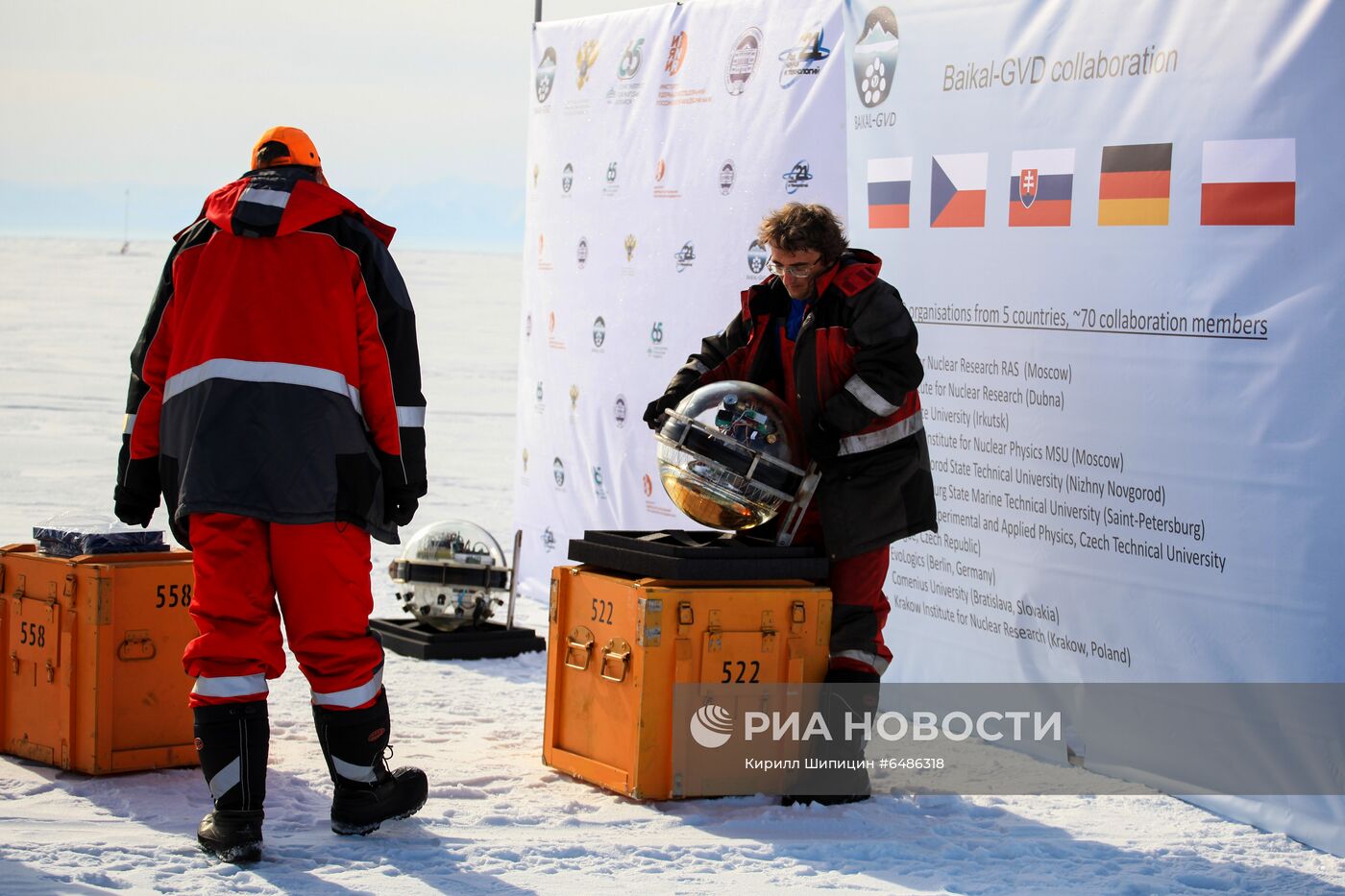 Спуск глубоководного нейтринного телескопа Baikal-GVD на Байкале