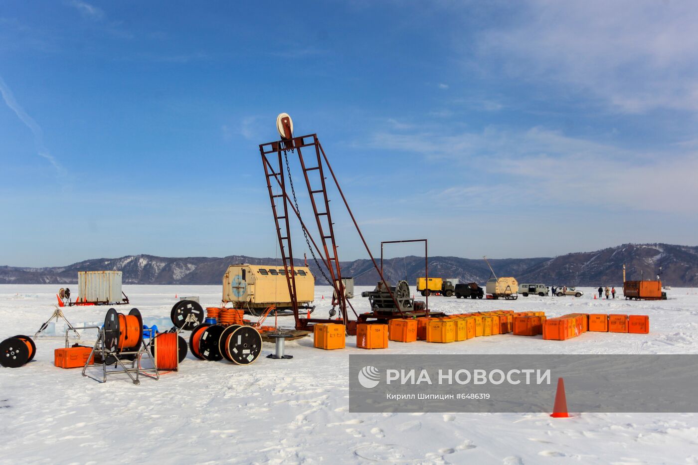 Спуск глубоководного нейтринного телескопа Baikal-GVD на Байкале