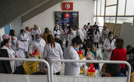 Вакцинация Спутником V в Тунисе