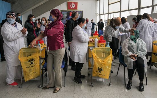 Вакцинация Спутником V в Тунисе