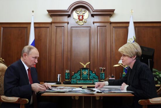 Президент РФ В. Путин провел встречу с главой фонда "Талант и успех" Е. Шмелевой